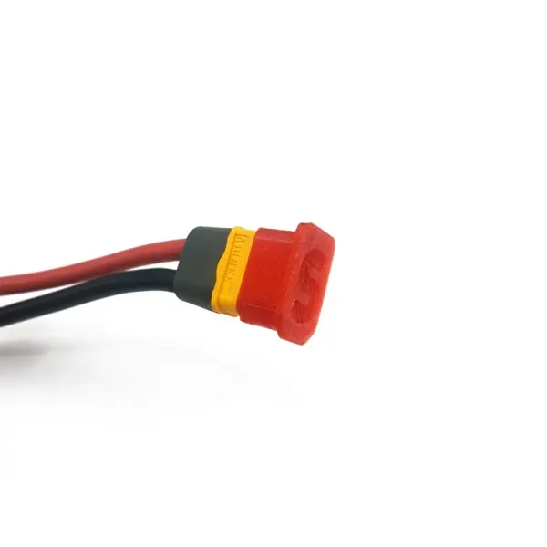 Cap di protezione in TPU montato su connettore XT60 di una batteria FPV