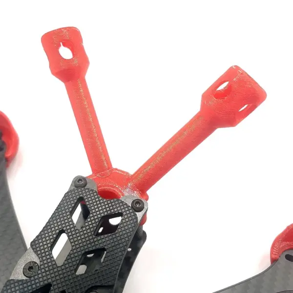Dettaglio del porta antenne in TPU montato sul telaio del drone SONIC FIVE